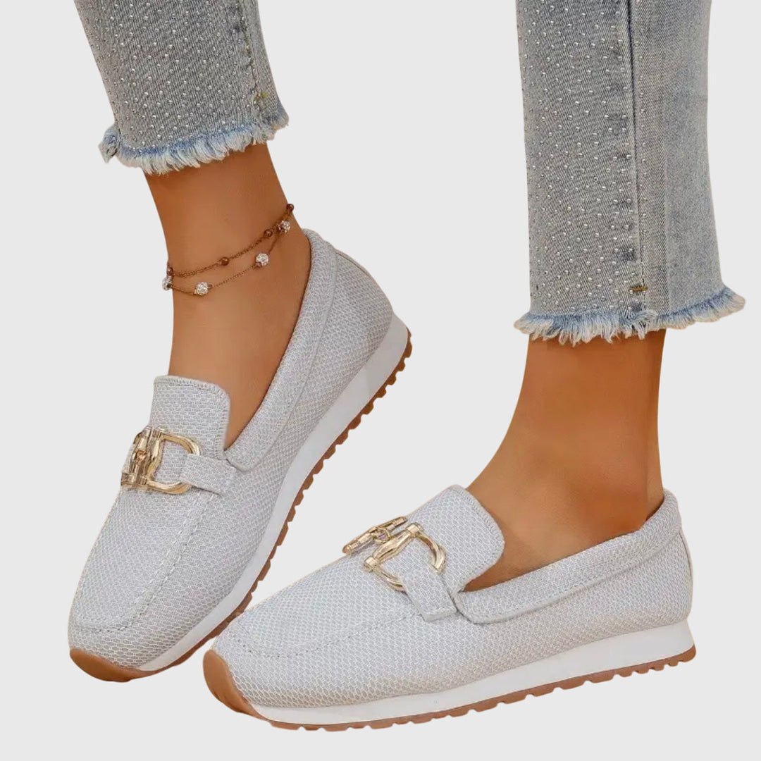 Mocassins en mesh gris clair portés, vue de côté, boucle dorée sur le dessus 4