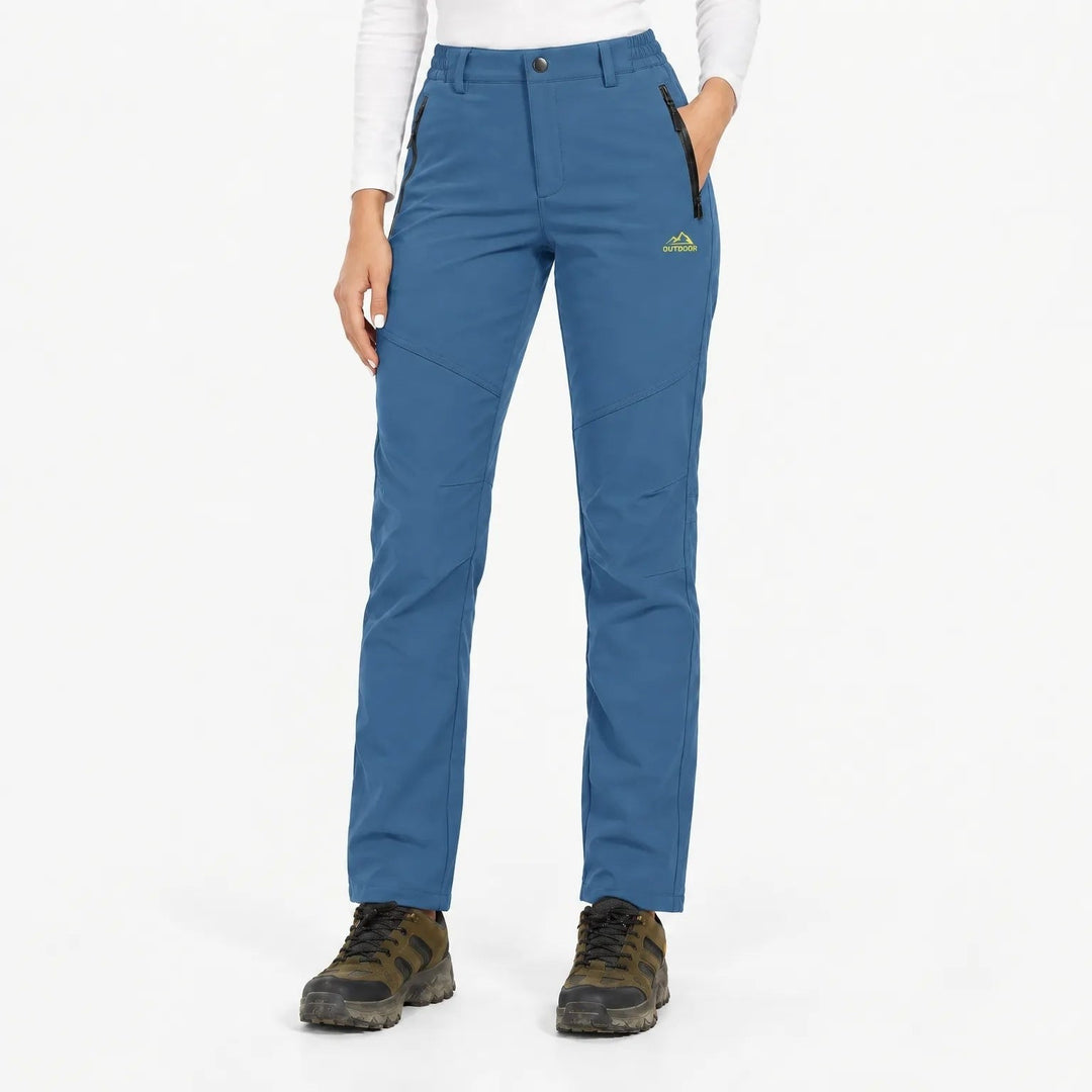 Pantalon bleu pétrole porté de face par une mannequin sur fond blanc 8