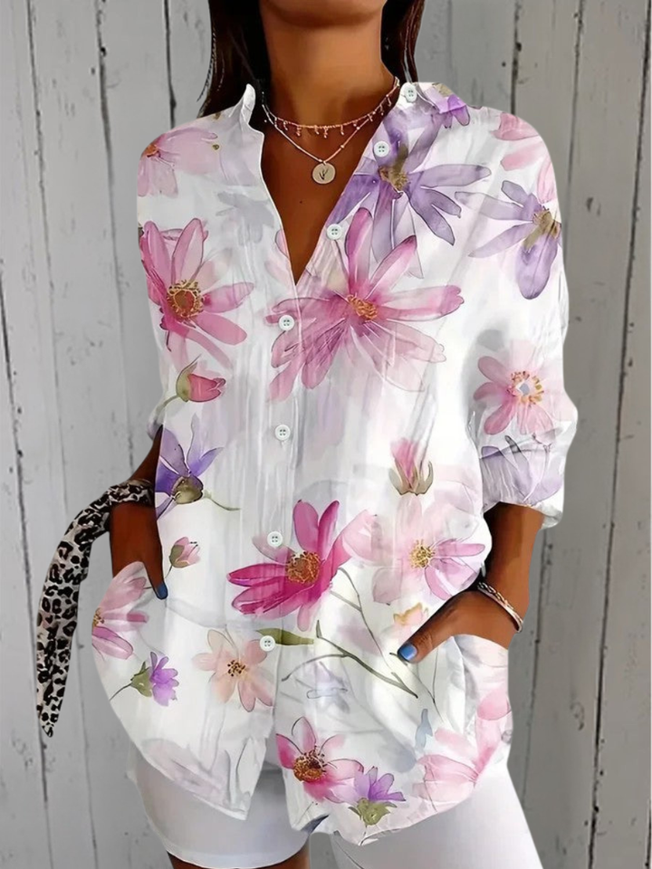 Blouse portée avec un short blanc, imprimé de fleurs aquarelle roses et violettes sur fond blanc, aspect délicat. 4