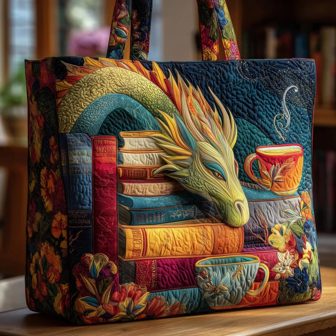 Vue de face du cabas posé sur une table en bois, avec un dragon vert appuyé sur une pile de livres colorés, deux tasses et des fleurs. 1