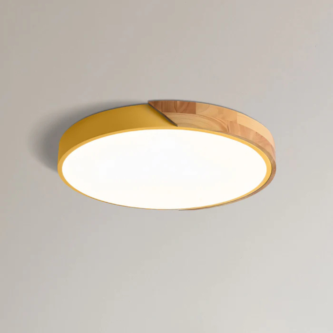 Plafonnier à coque jaune et bois clair, vu de dessous sur fond uni, diffuseur allumé 14