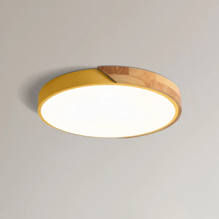 Plafonnier à coque jaune et bois clair, vu de dessous sur fond uni, diffuseur allumé 14