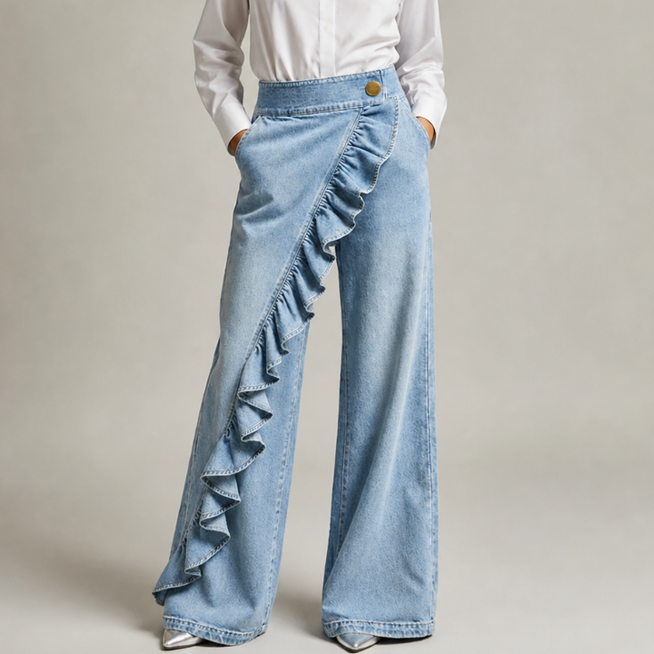 Vue de face en denim bleu clair délavé, mains dans les poches, chemise blanche et escarpins argentés, volant en diagonale. 4