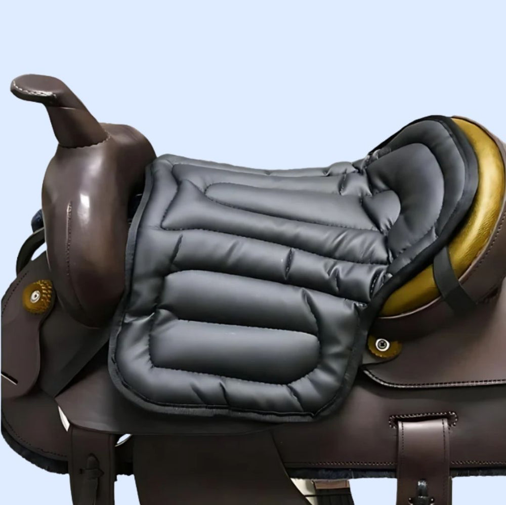 Coussin matelassé gris foncé installé sur une selle western brune, vu de côté 2