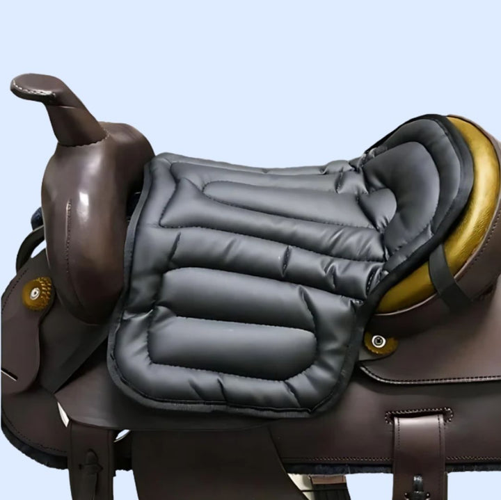 Coussin matelassé gris foncé installé sur une selle western brune, vu de côté 2