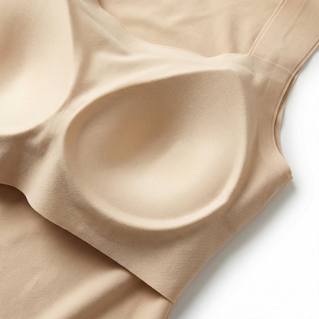 Détail du haut beige posé à plat, montrant les bonnets intégrés moulés et les bords sans couture. 8