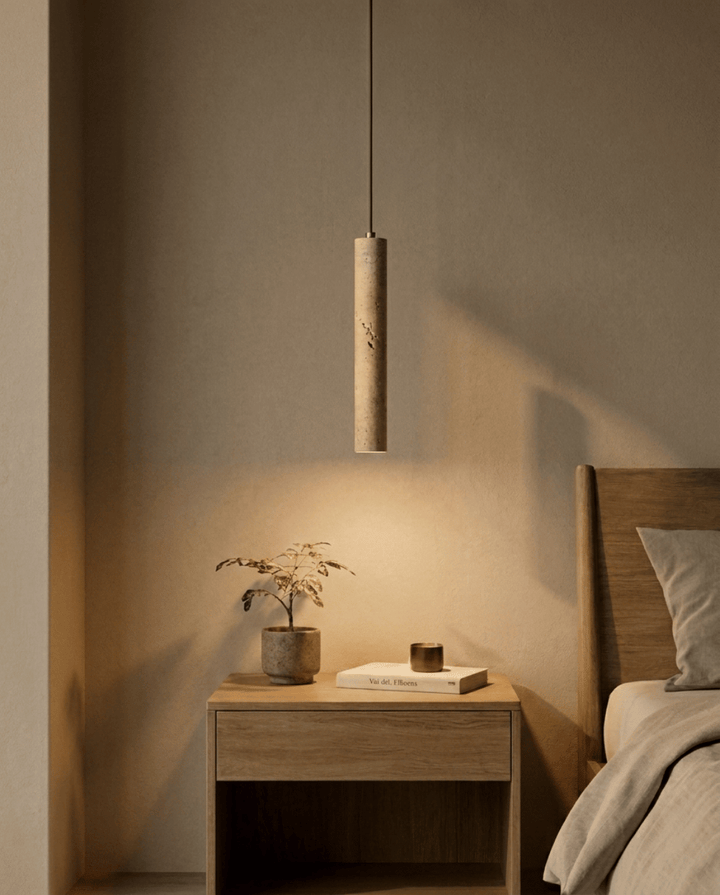 Même suspension allumée le soir, sa lumière chaude éclairant la table de chevet et le mur 2