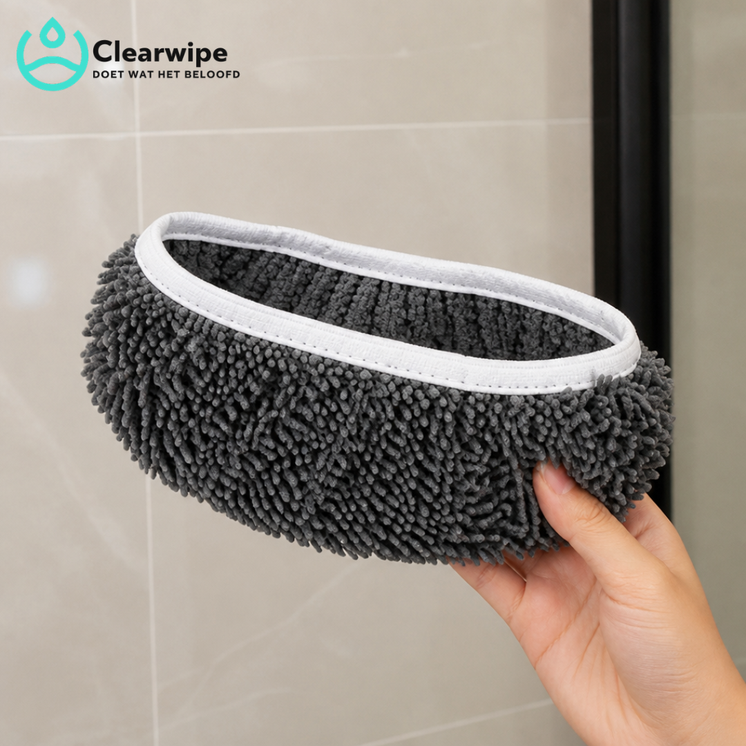 Housse grise en chenille tenue à la main devant une paroi de douche, bordure élastique blanche bien visible. 4
