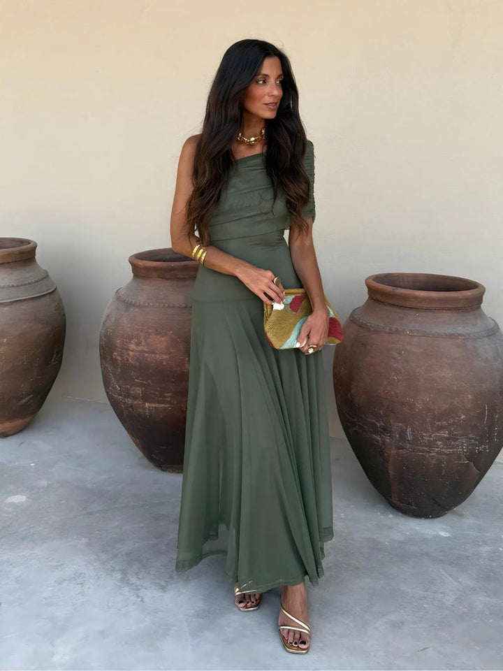 Robe maxi verte à une épaule portée de face, silhouette entière avec jupe fluide 10