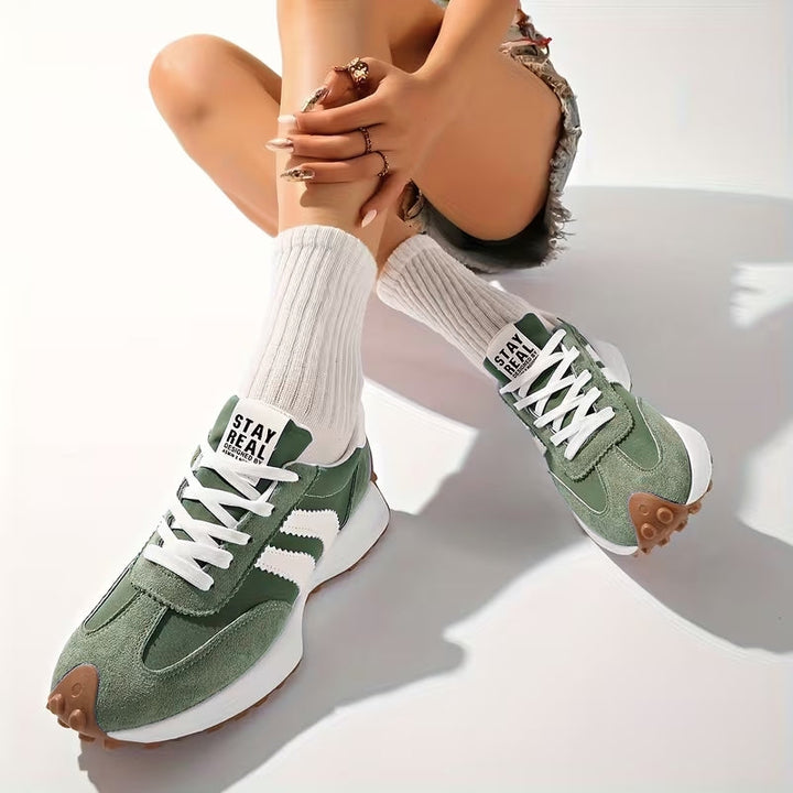 Mannequin assise jambes croisées portant les baskets vertes avec des chaussettes blanches côtelées 7