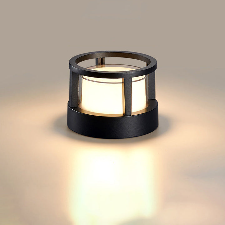 Modèle rond noir à anneau ouvert sur le dessus, allumé sur fond uni, diffuseur blanc lumineux. 9