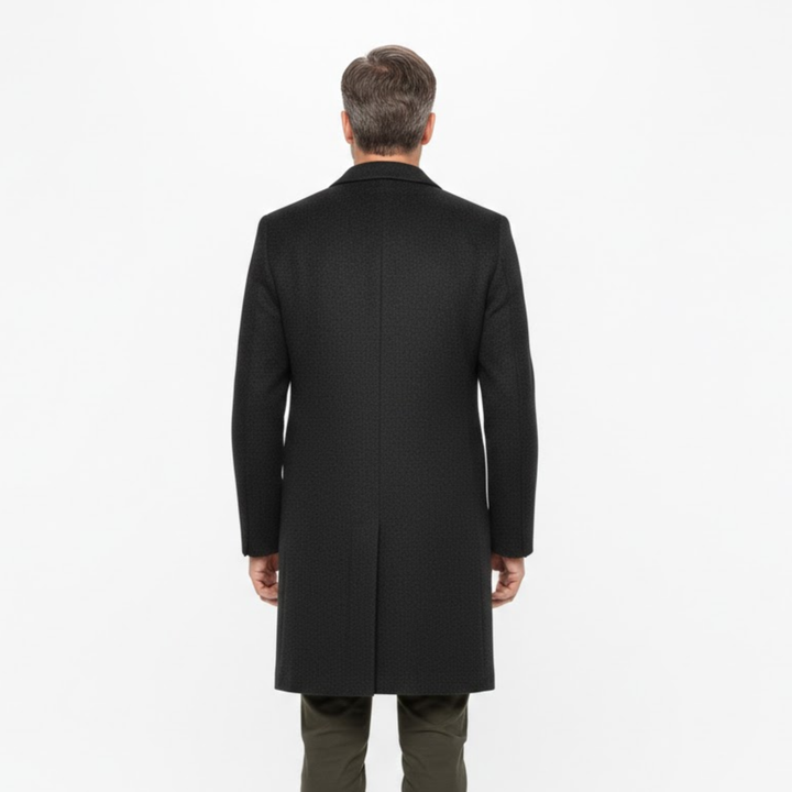 Vue de dos du manteau noir porté par un homme, avec fente centrale 3