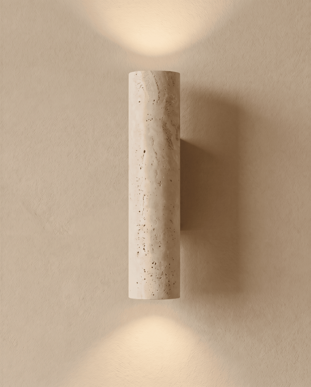 Cylindre en travertin allumé, projetant un faisceau de lumière chaude vers le haut et vers le bas 2