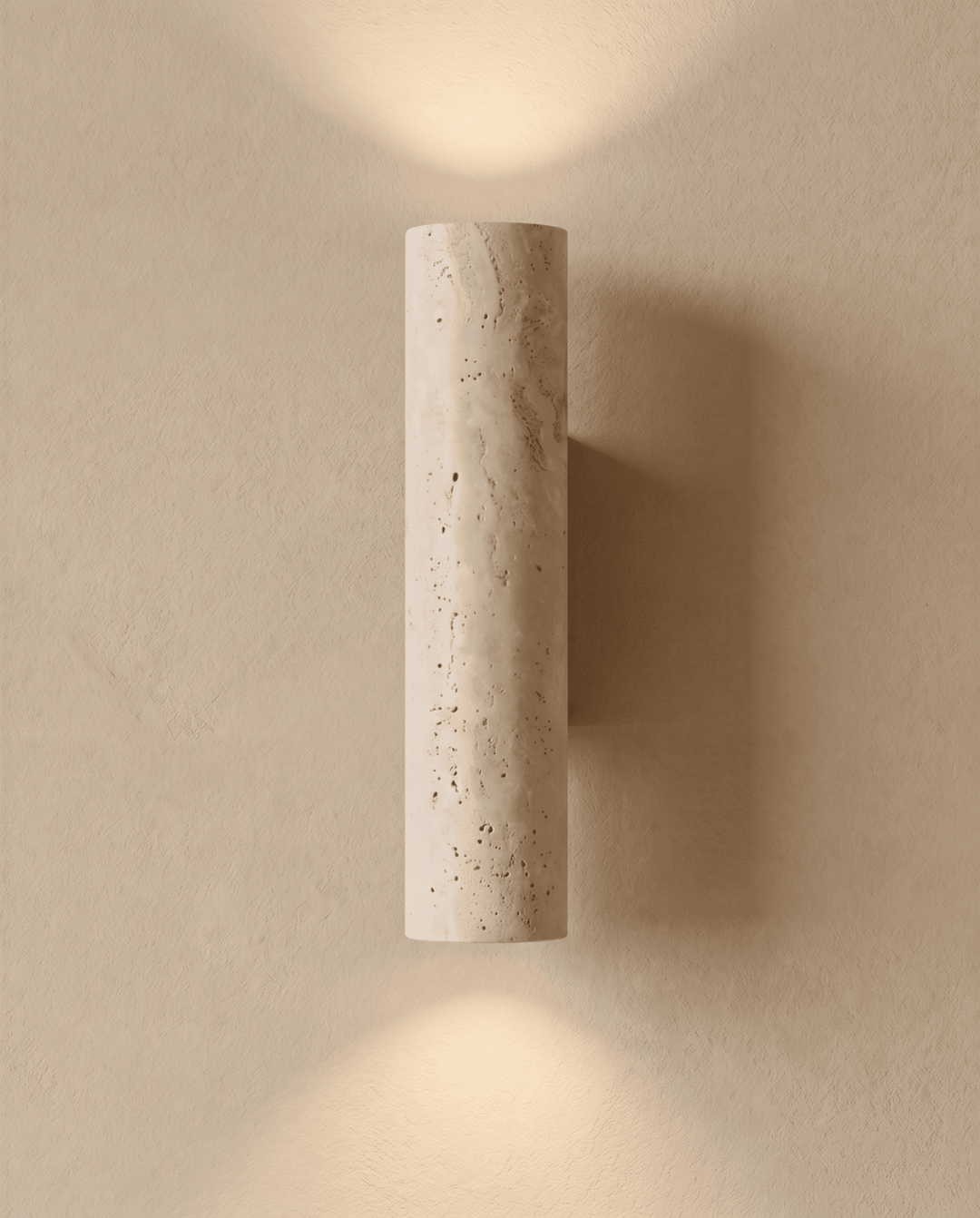 Cylindre en travertin allumé, projetant un faisceau de lumière chaude vers le haut et vers le bas 2