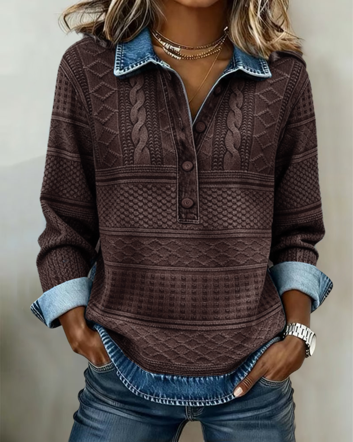 Pull marron foncé avec col et poignets effet denim bleu, porté avec un jean 7