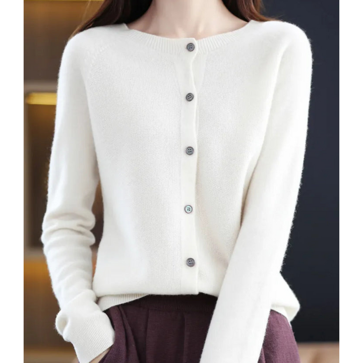 Cardigan blanc crème à col rond et cinq boutons, porté sur un pantalon bordeaux, vue de face. 5
