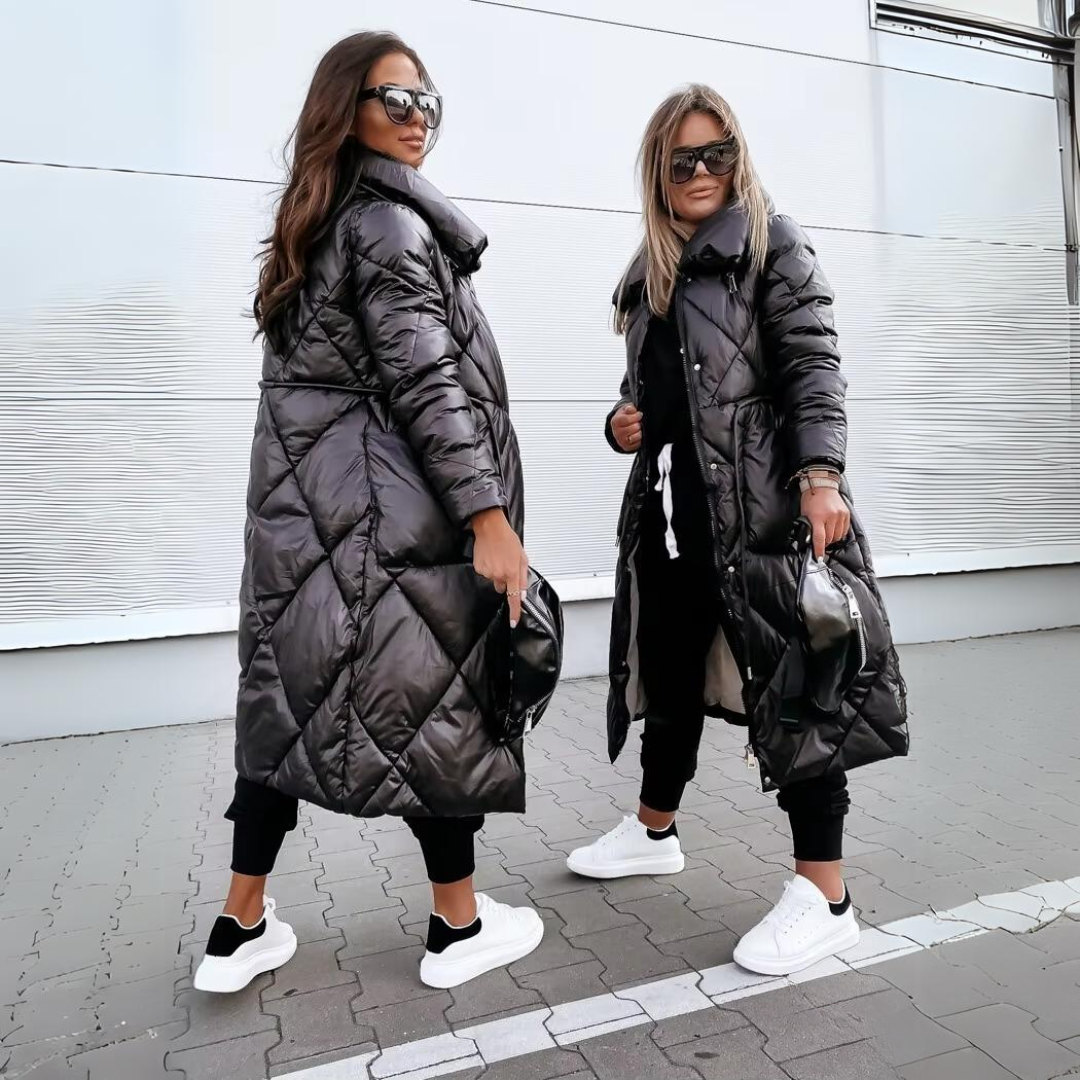 Deux femmes côte à côte en manteau matelassé noir, l'une de dos et l'autre de face, avec baskets blanches dans la rue. 4