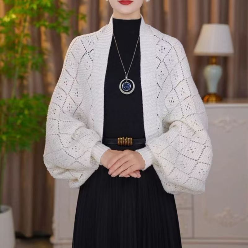 Cardigan ajouré blanc crème porté par un mannequin, motifs en losanges ajourés bien visibles sur les manches 4