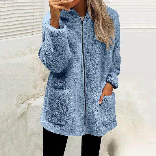Veste polaire zippée bleu clair portée avec un pantalon noir, une main dans la poche 3