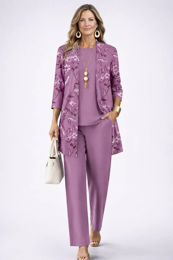 Femme portant l'ensemble violet, cardigan à fleurs tonales, haut et pantalon larges unis, sac crème 4