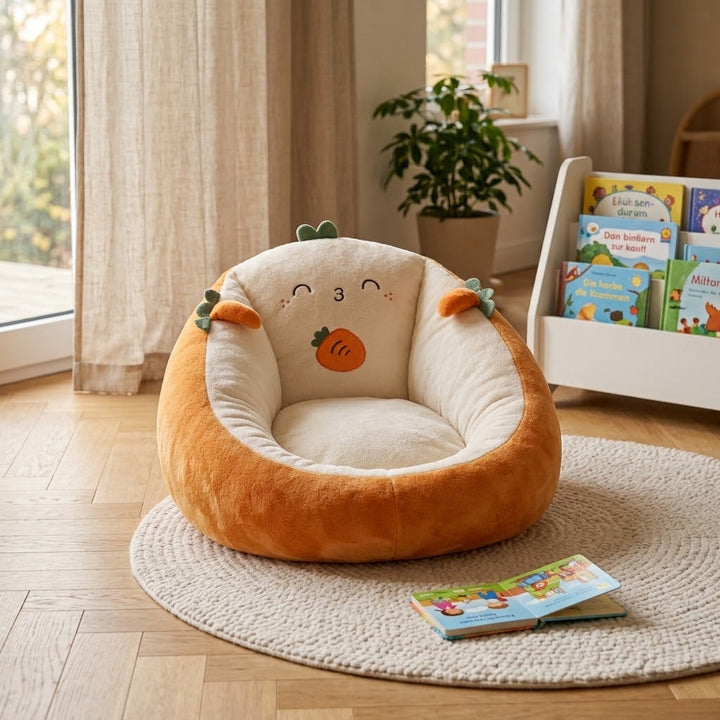 Fauteuil en peluche orange et crème en forme de carotte souriante, posé sur un tapis rond dans un coin lecture 1