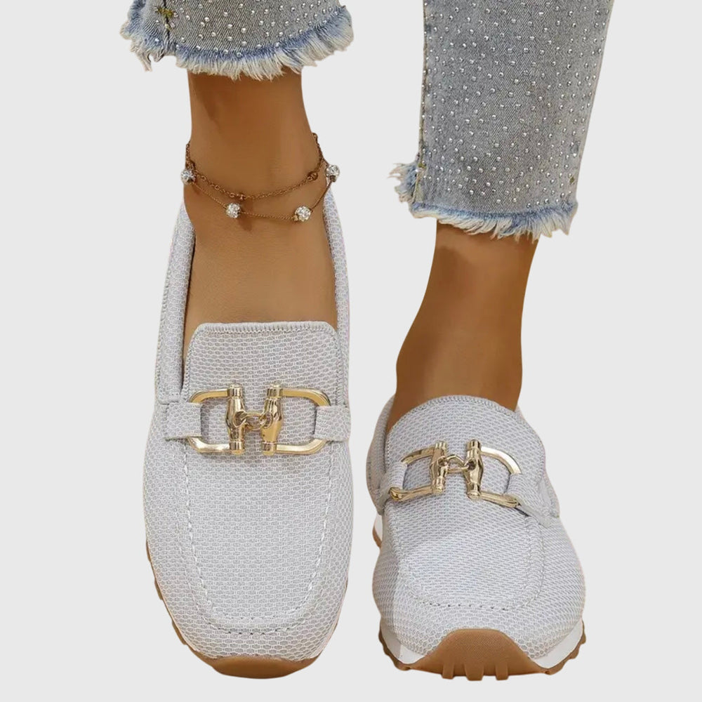 Paire grise très claire portée de face, avec boucle dorée sur le dessus 2