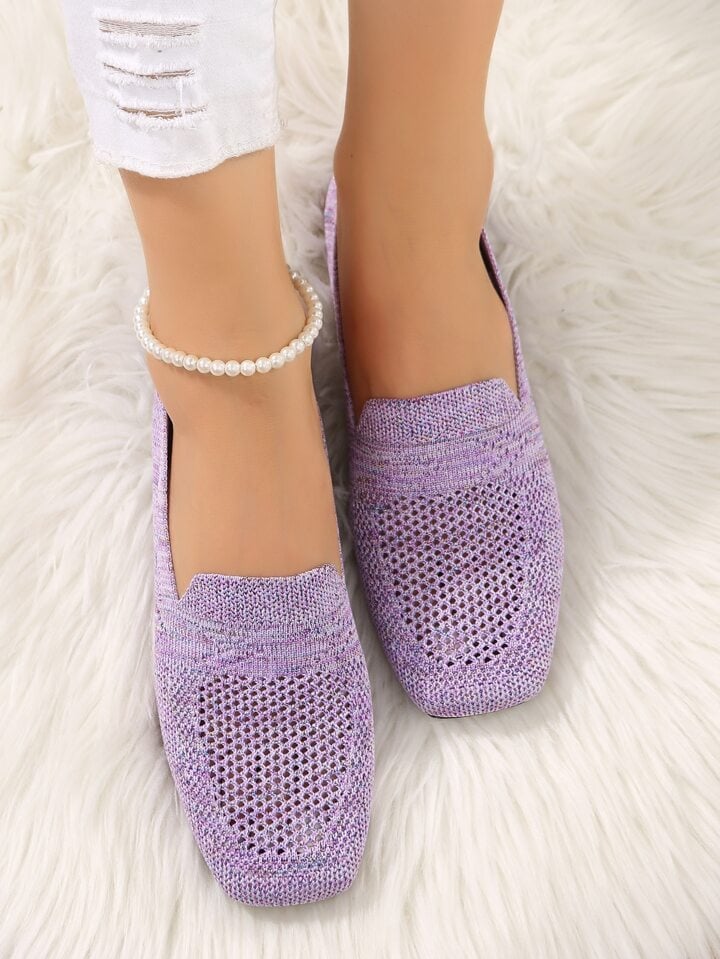 Paire violette en maille ajourée portée de face avec un jean blanc déchiré, sur un tapis à poils longs blanc. 10