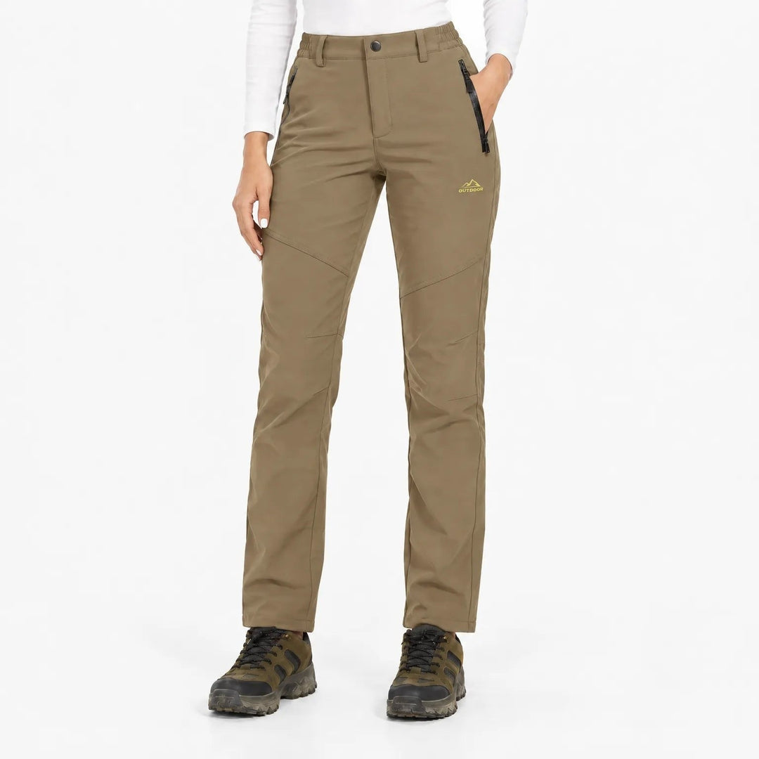 Pantalon marron clair porté de face par une mannequin, coupe droite et poches zippées 10