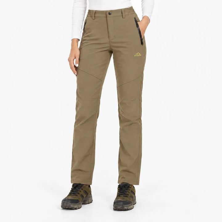 Pantalon marron clair porté de face par une mannequin, coupe droite et poches zippées 10