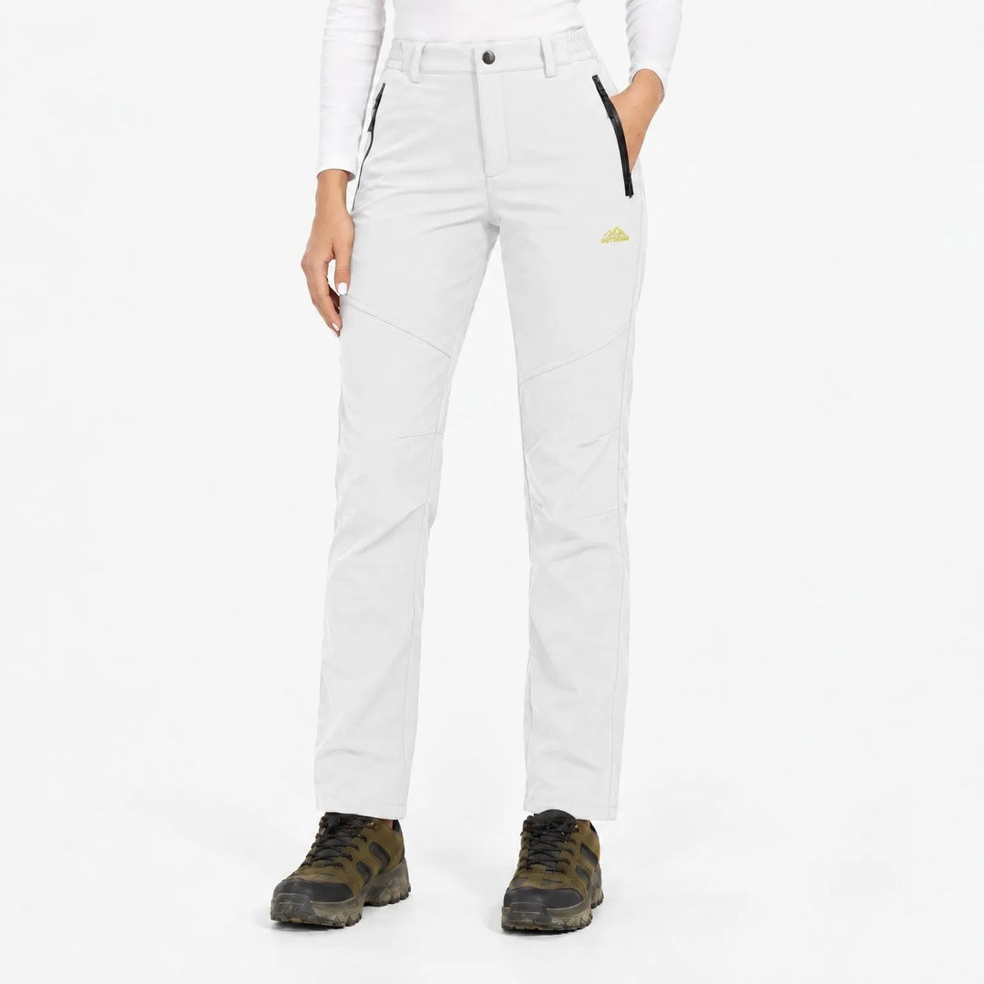 Pantalon blanc porté de face par une mannequin avec chaussures de randonnée 15