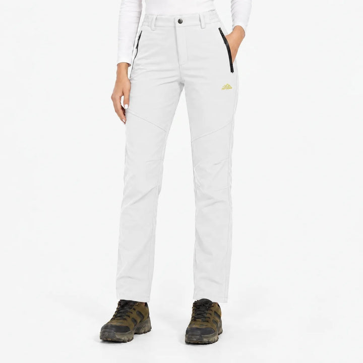Pantalon blanc porté de face par une mannequin avec chaussures de randonnée 15