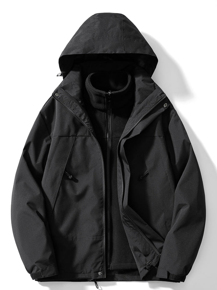 Version entièrement noire de la veste à capuche, doublure polaire noire zippée visible sous la veste ouverte, vue de face. 2