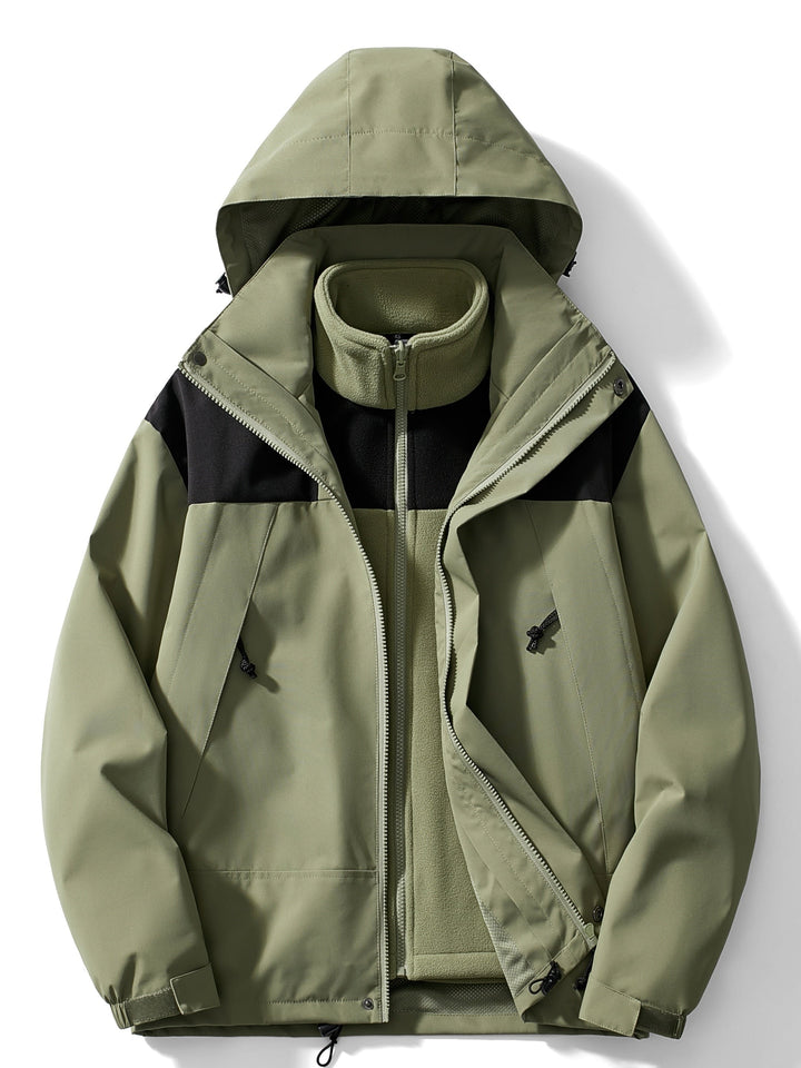 Veste à capuche vert kaki avec empiècements noirs aux épaules, doublure polaire verte zippée visible, vue de face à plat. 1