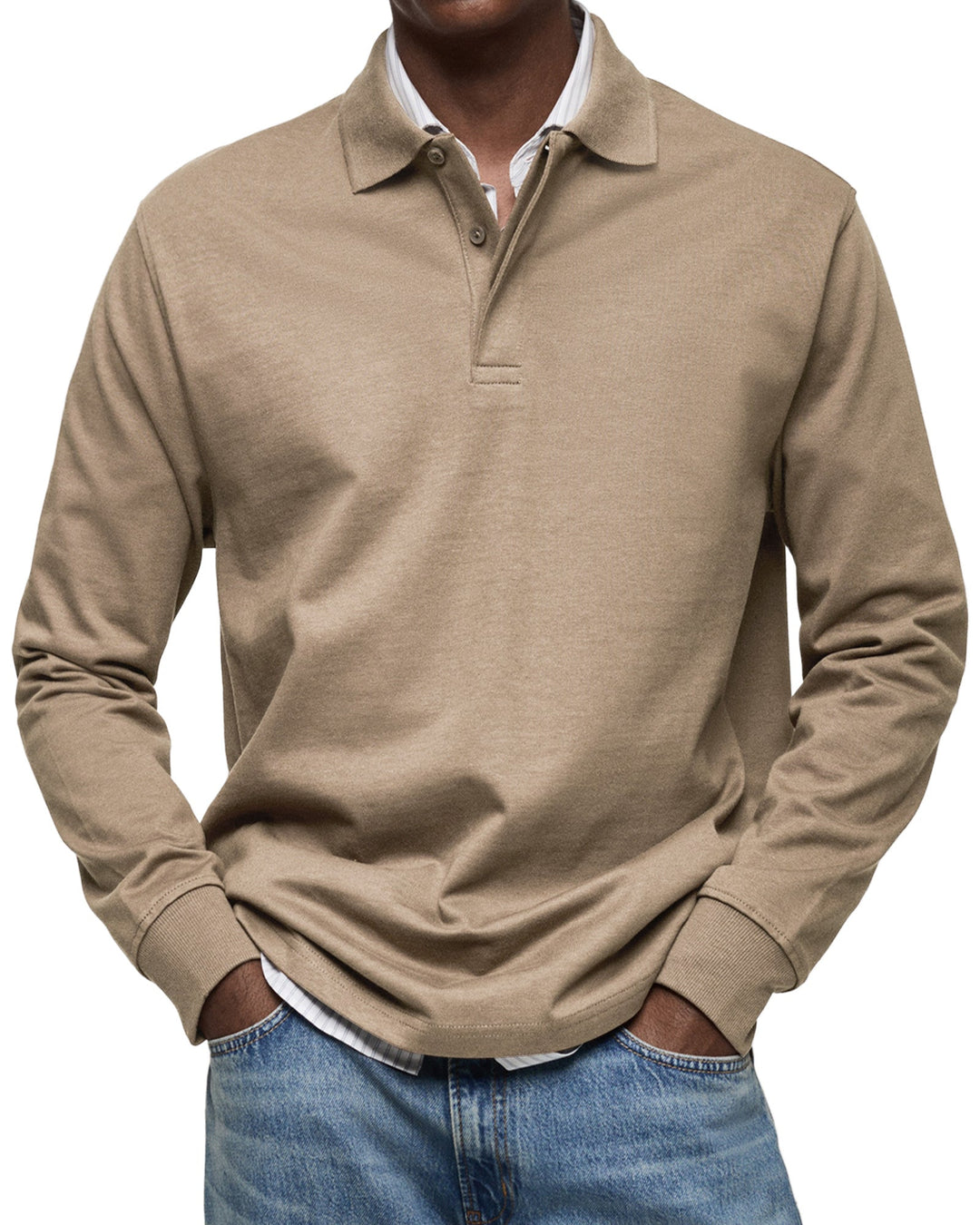 Polo à manches longues beige taupe porté par un homme, mains dans les poches, chemise rayée en dessous et jean délavé. 8
