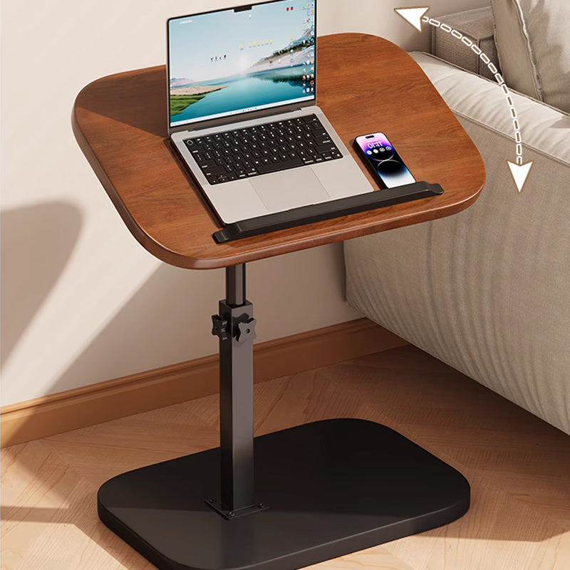 Plateau incliné vers le canapé, avec ordinateur portable et téléphone calés sur le rebord noir, flèche indiquant le mouvement du plateau. 2