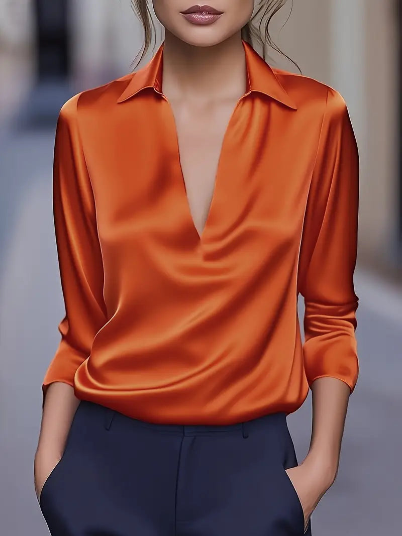 Version orange portée avec un pantalon bleu marine, manches longues légèrement remontées et col ouvert. 9