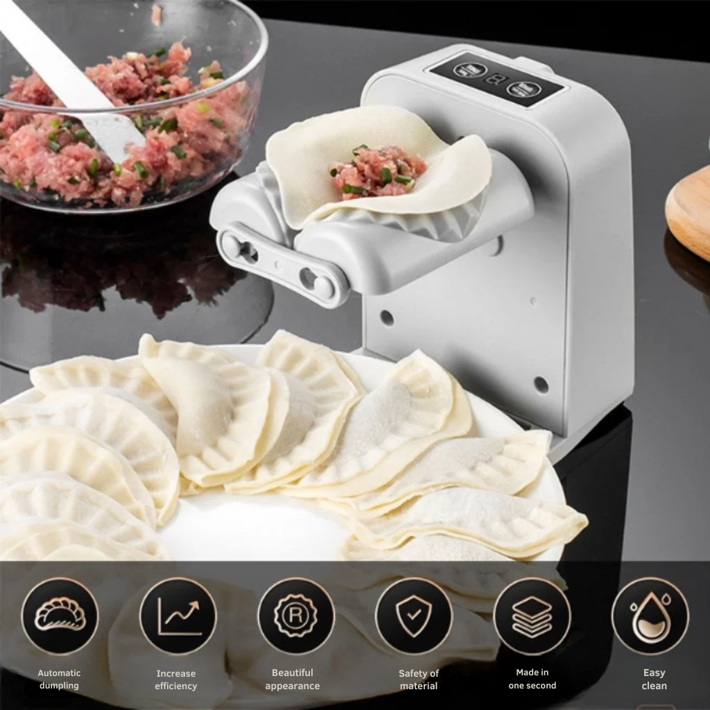 Vue d'ensemble de la machine avec une pâte garnie sur les moules, bol de farce à côté, raviolis sur une assiette et pictogrammes des atouts en bas. 4