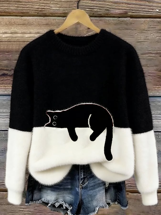 Version noire et blanche du pull duveteux, le chat noir allongé se détachant par un fin liseré clair, sur cintre. 6