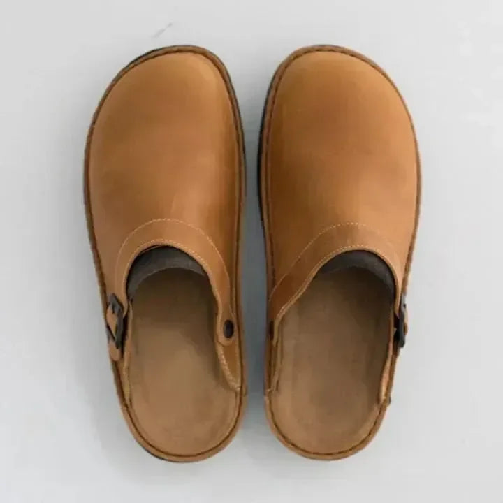 Vue de dessus de mules caramel avec boucle latérale et intérieur en daim clair 8