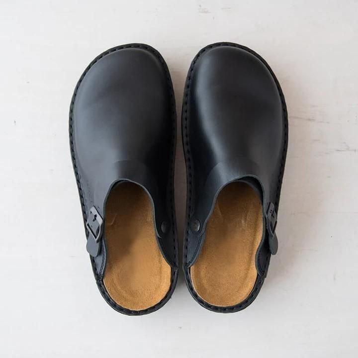 Vue de dessus de mules en cuir noir avec intérieur rembourré couleur miel et boucle latérale 9
