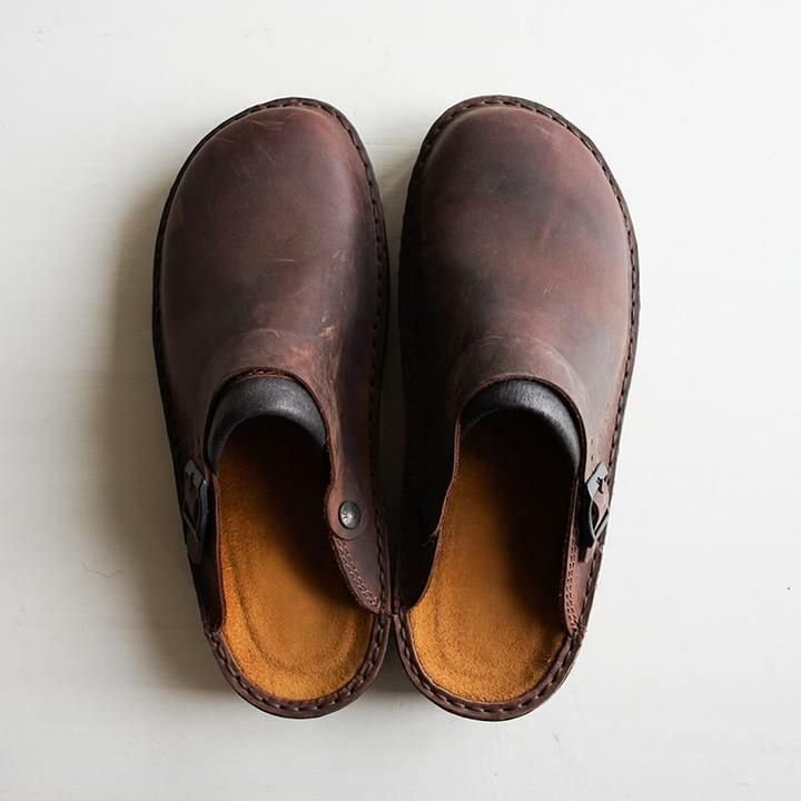 Vue de dessus de mules en cuir brun foncé montrant l'intérieur rembourré couleur miel 7