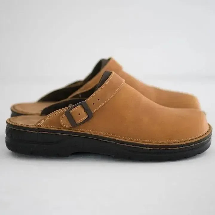 Profil d'une paire de mules en cuir caramel avec surpiqûres, boucle et semelle épaisse noire 5
