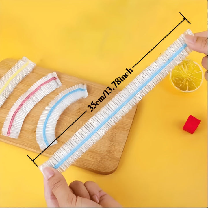 Couvercle élastique étiré à deux mains pour montrer sa longueur de 35 cm, avec trois autres à bande jaune, rose et bleue sur une planche. 5