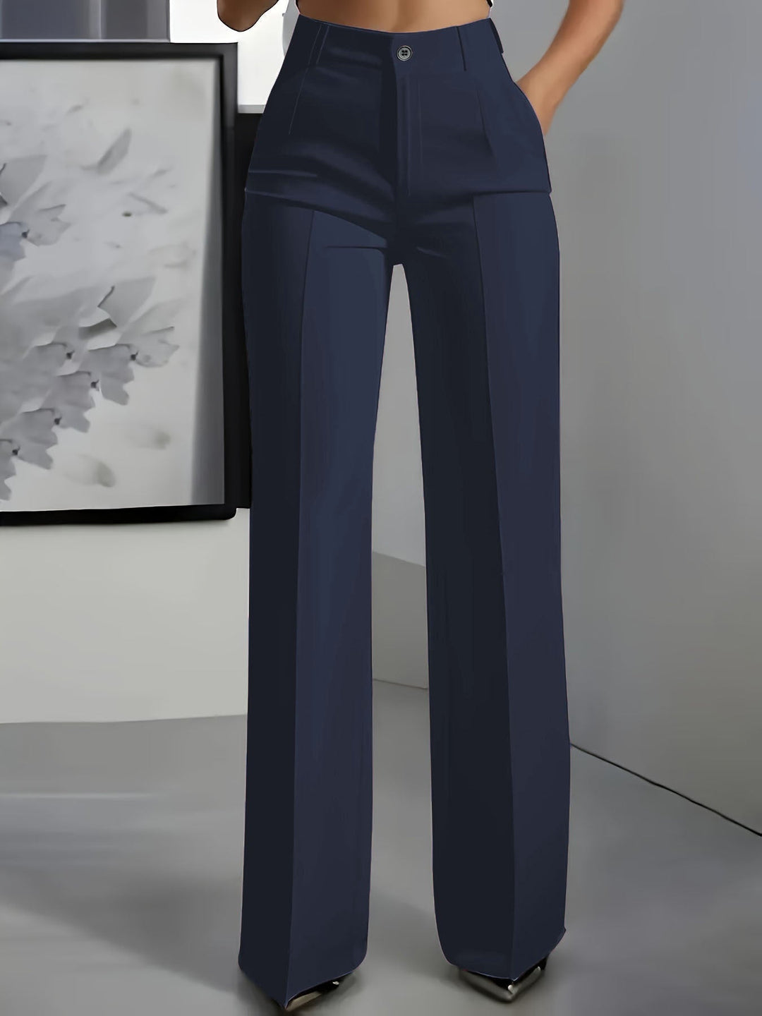 Pantalon large bleu marine porté par une mannequin, vue de face, une main dans la poche 1