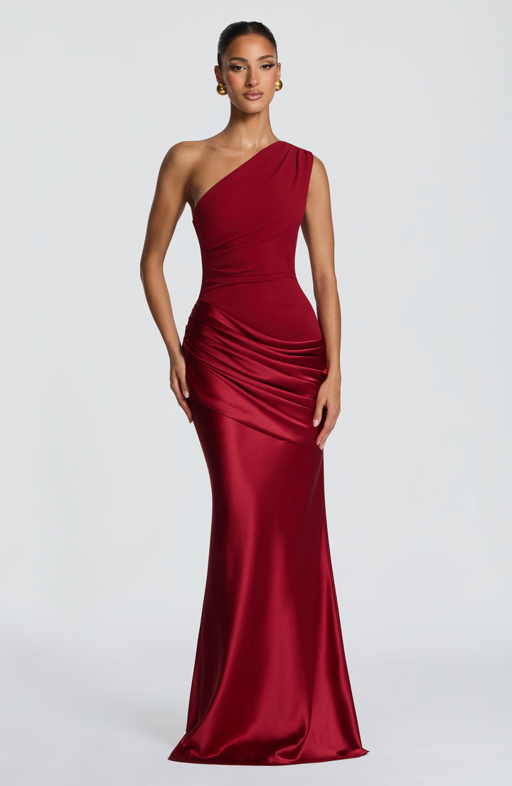 Robe longue rouge bordeaux portée de face, corsage asymétrique en crêpe, jupe satinée brillante et drapé sur la hanche. 15