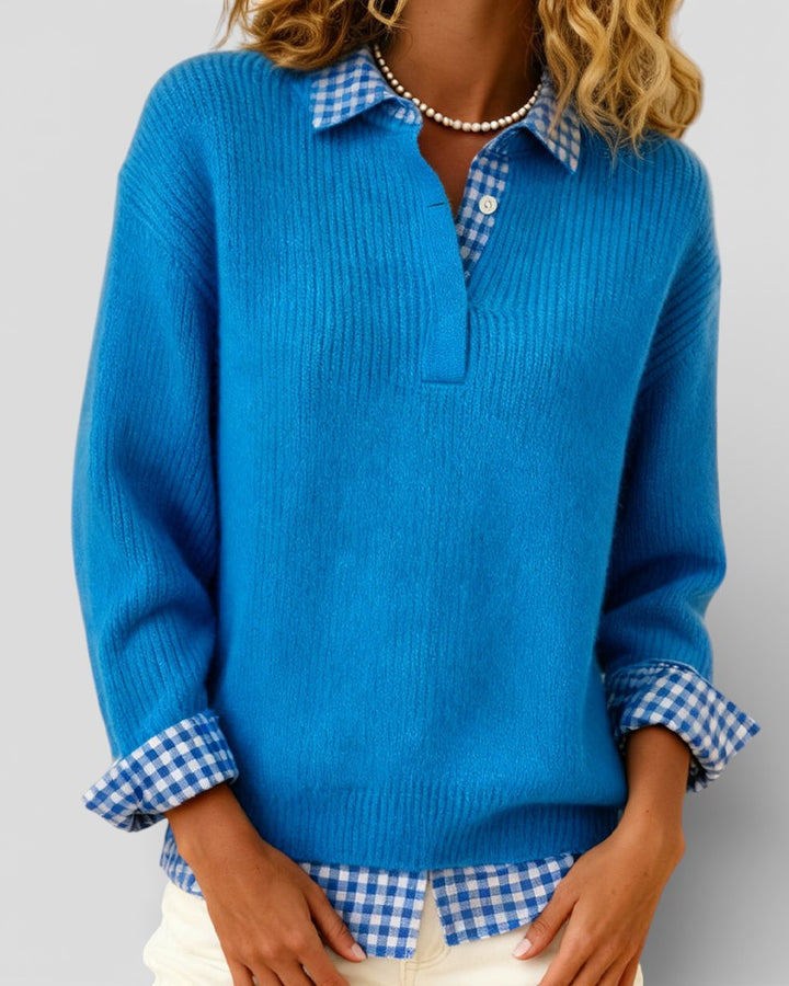 Pull bleu en maille côtelée vu de face, col de chemise à carreaux vichy bleu et blanc, mannequin portant un collier de perles. 3