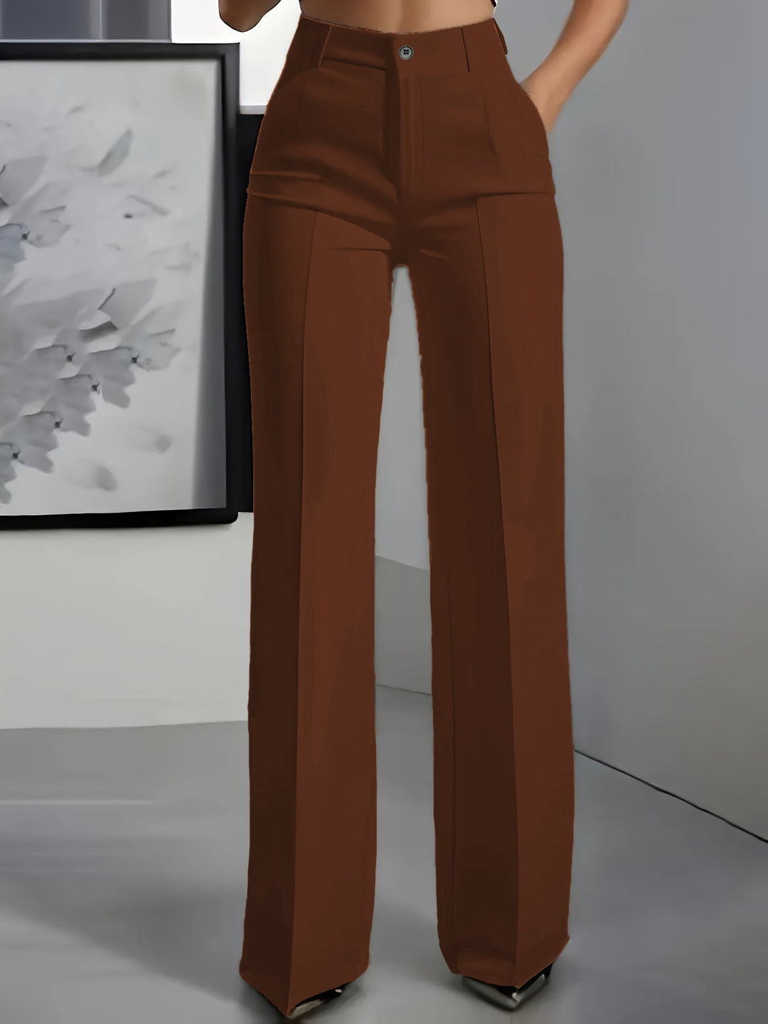 Pantalon large marron porté de face, avec bouton à la taille et pli central 6