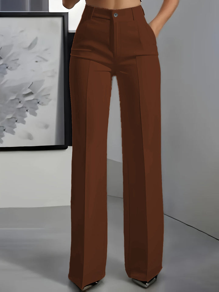 Pantalon large marron porté de face, avec bouton à la taille et pli central 6