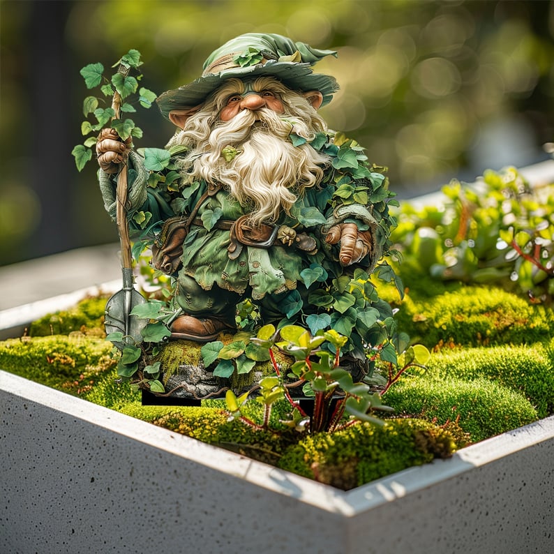 Tuteur du gnome vêtu de lierre, planté dans une jardinière en béton couverte de mousse et d'une petite plante à tiges rouges. 15
