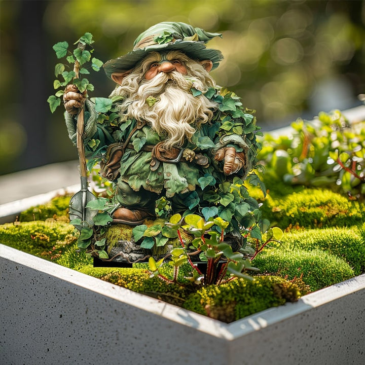 Tuteur du gnome vêtu de lierre, planté dans une jardinière en béton couverte de mousse et d'une petite plante à tiges rouges. 15